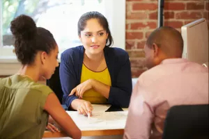 Los facilitadores de Triple P que trabajan con los padres y las madres, comparten los resultados de sus propias experiencias.