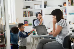 Los padres y las madres que están muy ocupados pueden participar en Triple P Online desde su casa, 24/7