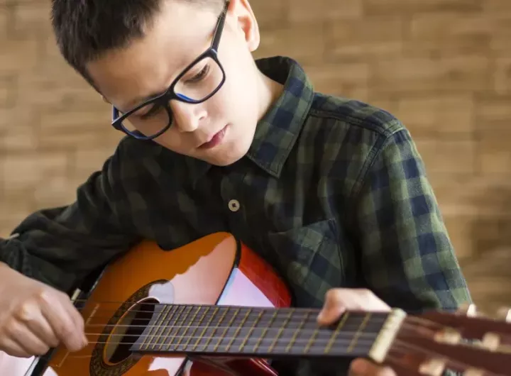 boy with glasses playing guitar, Niño con lentes tocando la guitarra